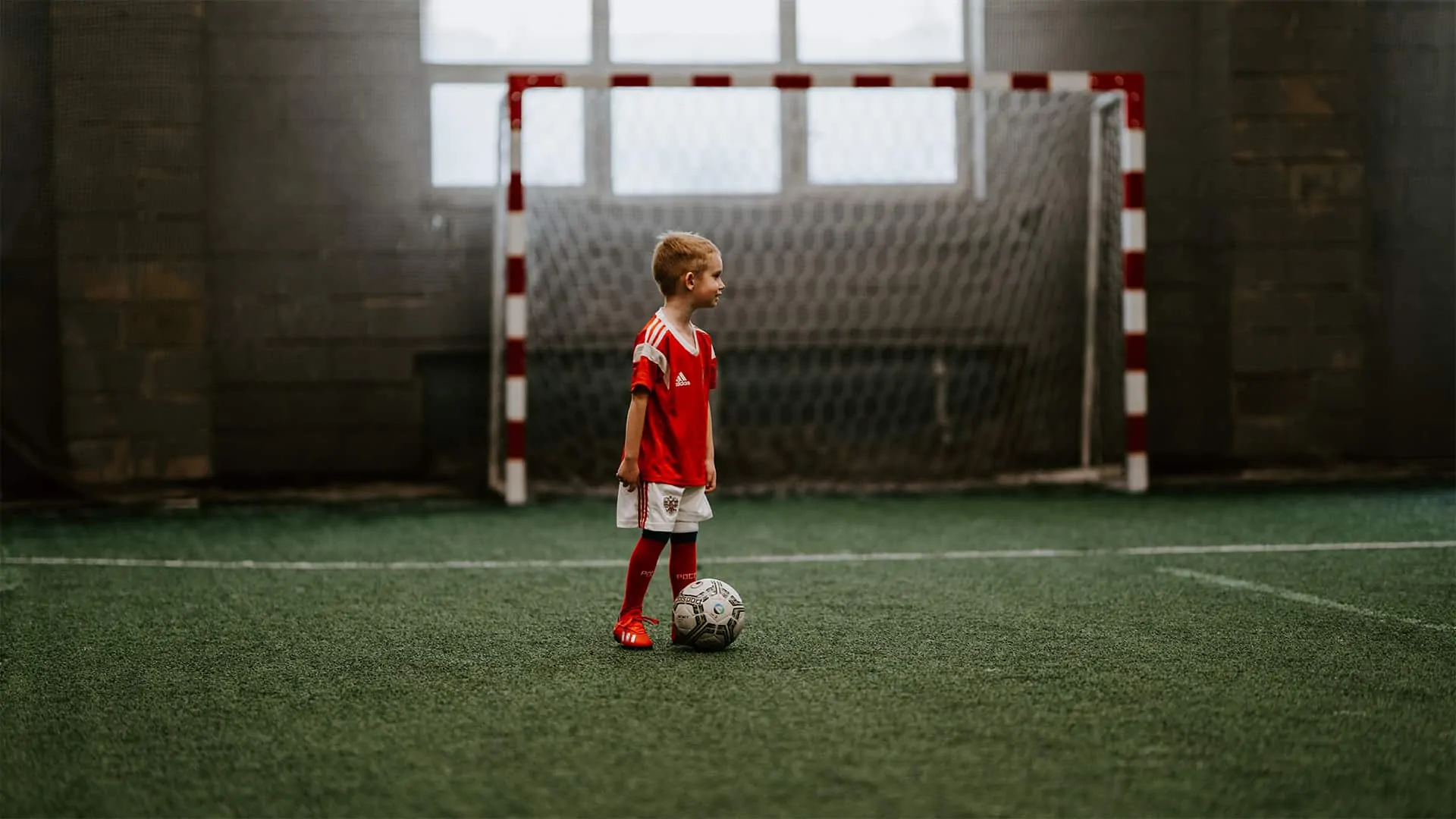 Klassieke voetbal spelletjes kind doel gras